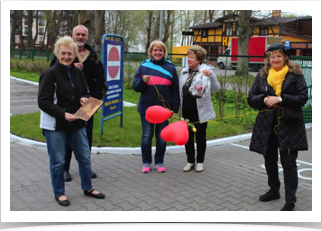 12. Czekamy na przyjazd młodej pary 'brama' - od lewej Mirka, Rysiu, Małgosia, Basia, Maryla 12. Czekamy na przyjazd młodej pary 'brama' - od lewej Mirka, Rysiu, Małgosia, Basia, Maryla